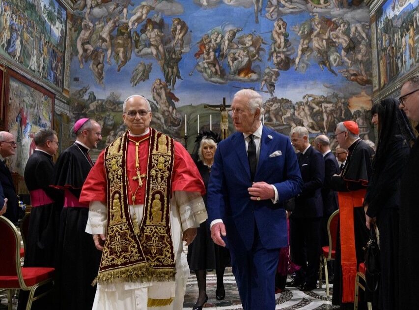 Después de 500 años, el Rey de Inglaterra y el Papa rezan bajo el techo de Miguel Ángel