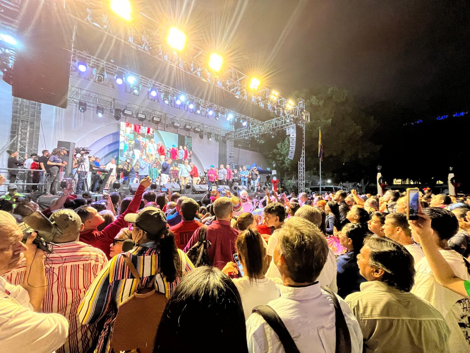 Eso fue ver mucha, pero, mucha gente bella y feliz: Explosión de alegría en la Plaza de la República