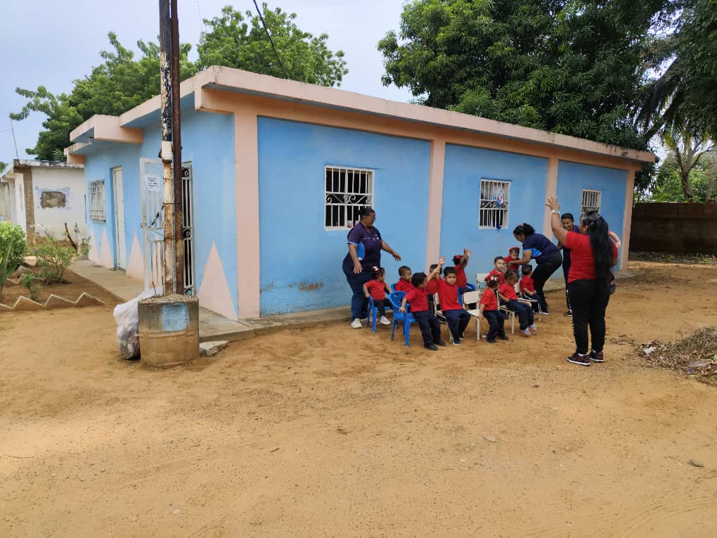 Meses sin electricidad obligan a niños a estudiar fuera del aula en el barrio Mariano Parra León