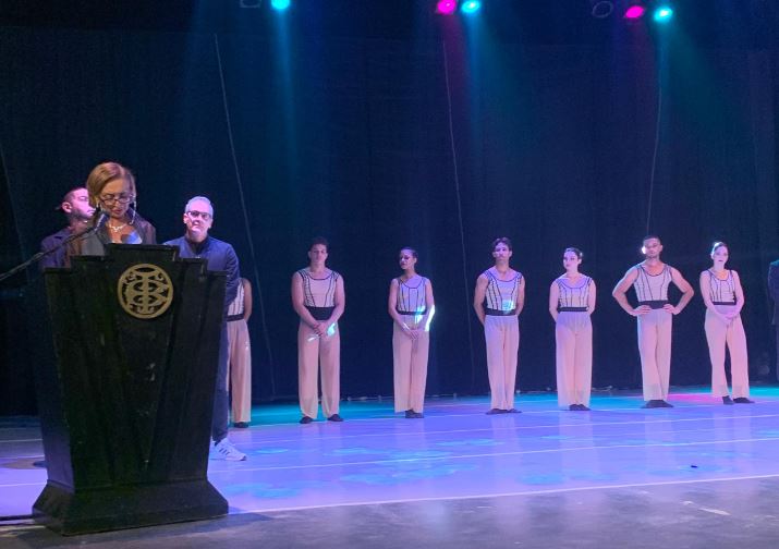 Líneas convergentes para honrar la estrella de Sasha y Nedo Vojkich