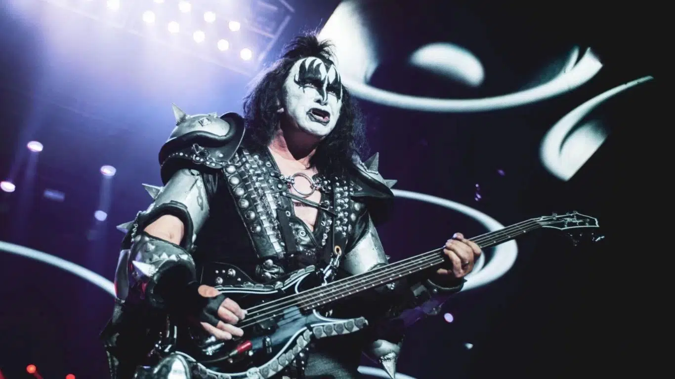 El bajista Gene Simmons de KISS fue hospitalizado tras sufrir accidente de tránsito