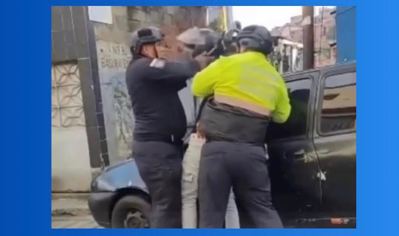 Orden de aprehensión contra dos policías por agredir a un motorizado en Caracas