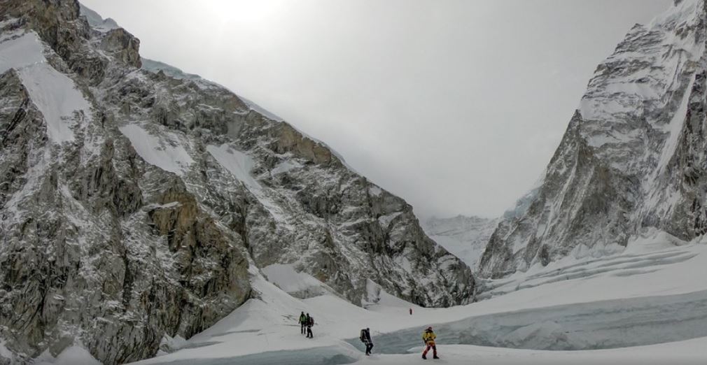 Tormenta de nieve atrapa a casi mil turistas en el monte Everest