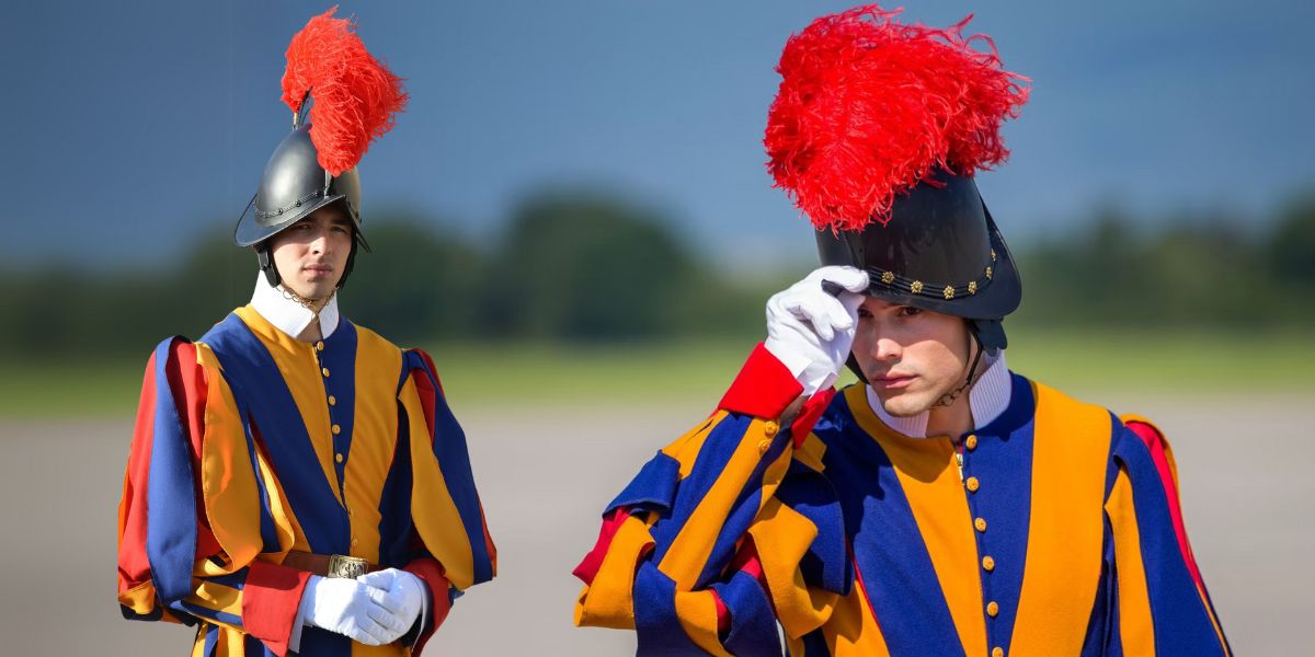 La Guardia Suiza, protectora del Papa, viste nuevo uniforme