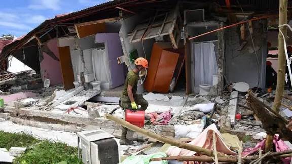 Al menos 69 muertos en un fuerte terremoto que sacudió el centro de Filipinas