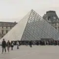 Detienen a dos sospechosos por el robo de joyas en el Louvre