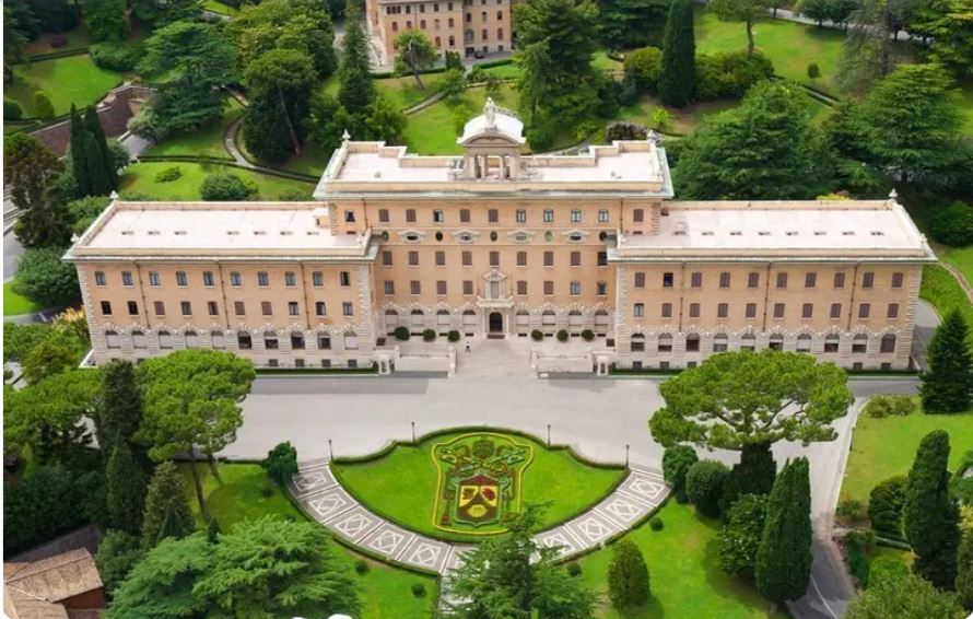 Luis Enrique Mogollón, primer venezolano en instalar un mosaico monumental en los jardines de El Vaticano