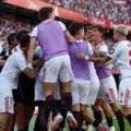 Sevilla goleó y rompió sequía ante el Barcelona