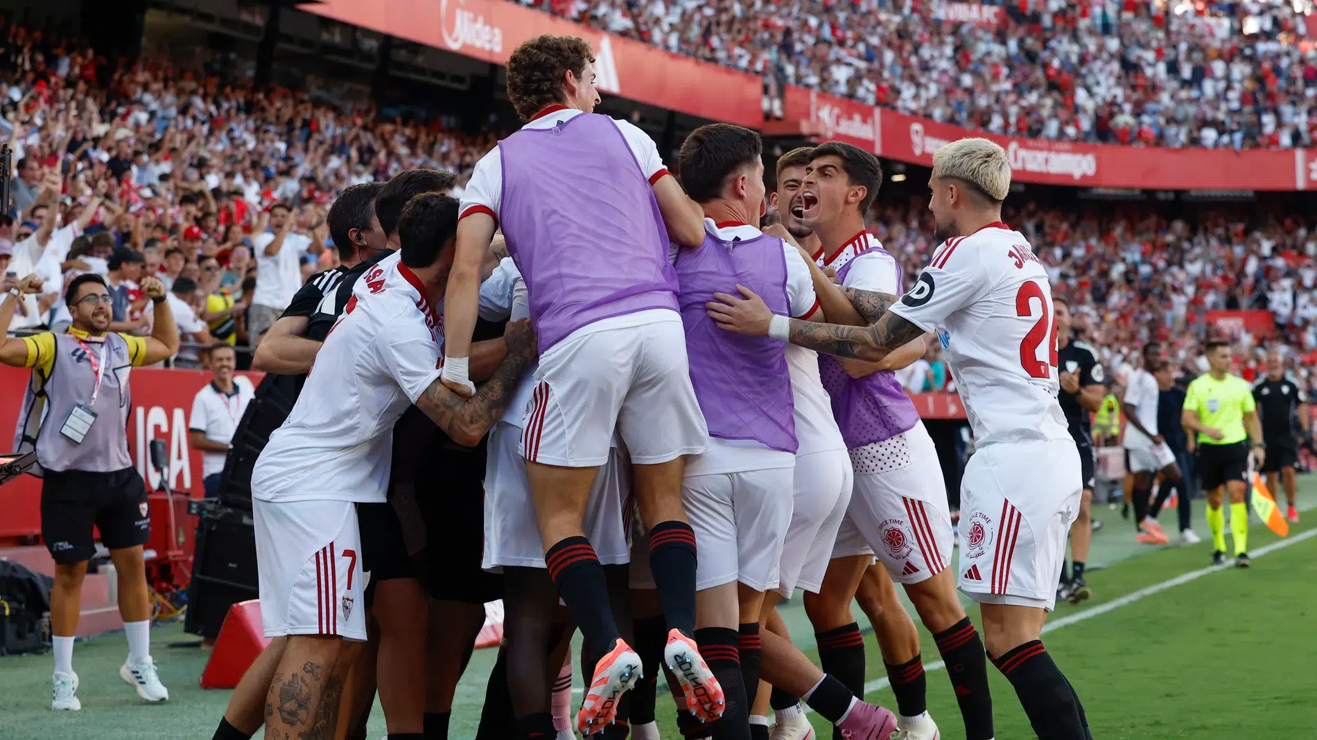 Sevilla goleó y rompió sequía ante el Barcelona