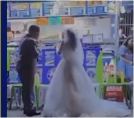 Pareja de recién casados celebra con perros calientes en Caracas y se vuelve viral