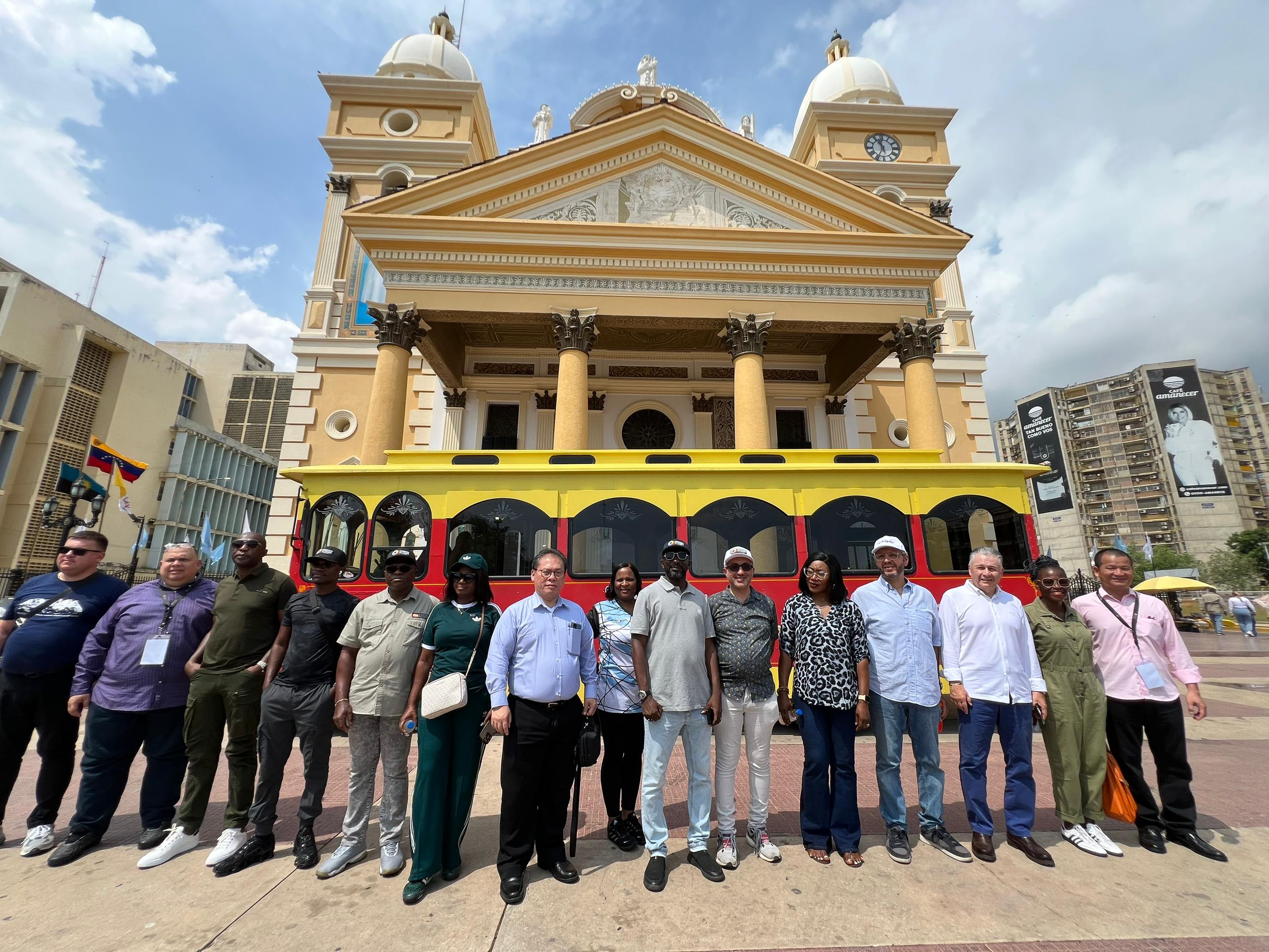 Diplomáticos de 12 países recorrieron Maracaibo a bordo del Tranvía