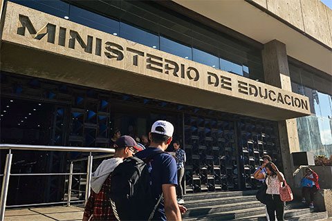 Estafan con venta de guías pedagógicas
