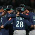 Eugenio Suárez sacude jonrón y Marineros toma ventaja en la Serie Divisional