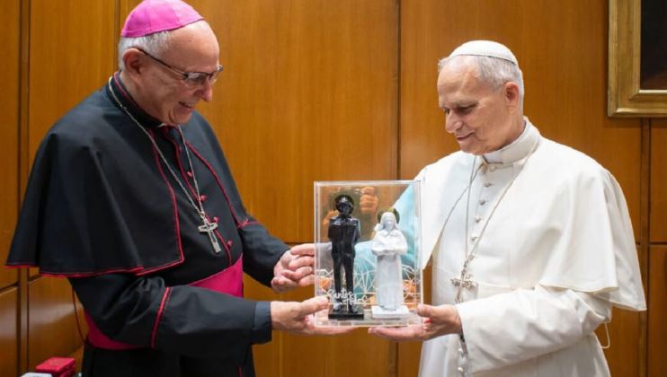 Monseñor Biord obsequió estatuas de JGH y Carmen Rendiles al papa León XIV