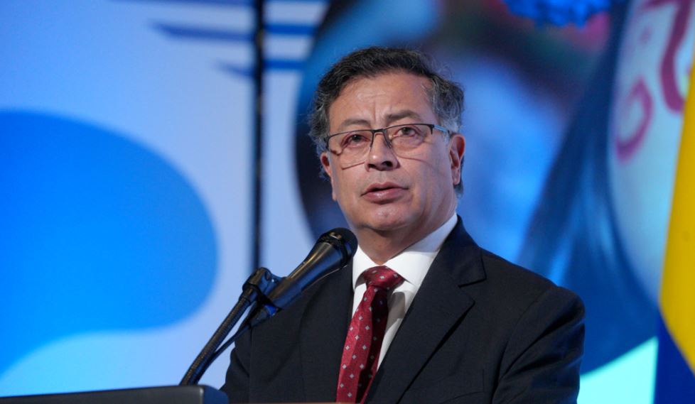 Petro cuestionó la insólita ‘presencia’ de armas estadounidenses en la sede presidencial de Colombia