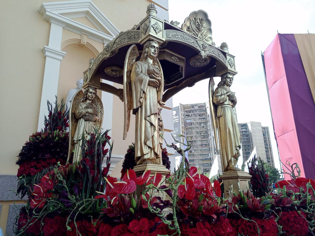 Rosas rojas abrazan el altar en la misa de la Bajada de La Chinita