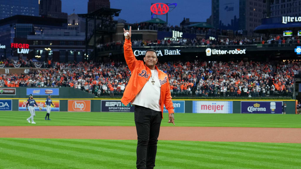 Miguel Cabrera lanzó la primera bola en el tercer juego de Serie Divisional de Tigres y Marineros