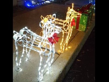 Recortes de cabilla convertidos en hermosas figuras navideñas: En el 18 de Octubre las venden de varios tamaños y luces de colores