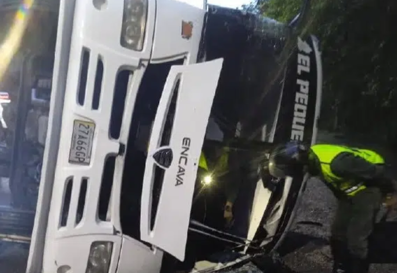 Nueve heridos dejó volcamiento de un autobús en la autopista Petare-Guarenas