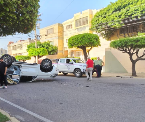 Reportan vuelco de una camioneta en Belloso