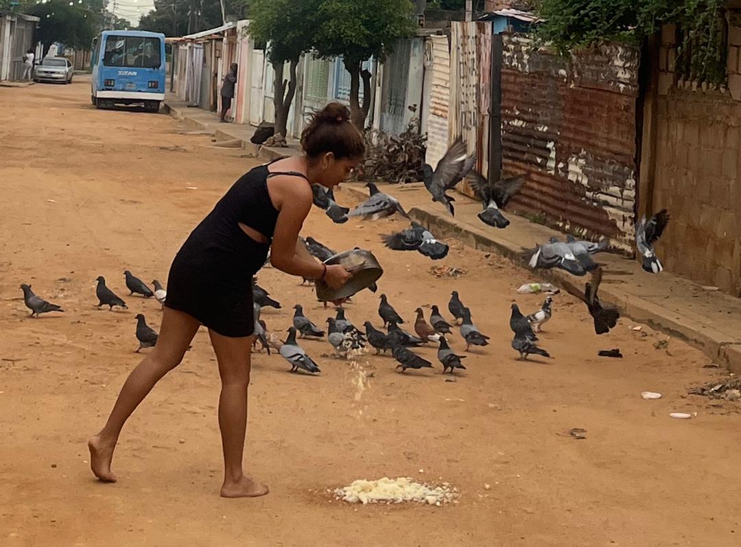 Ella reparte bondad y la calle se llena de alas agradecidas