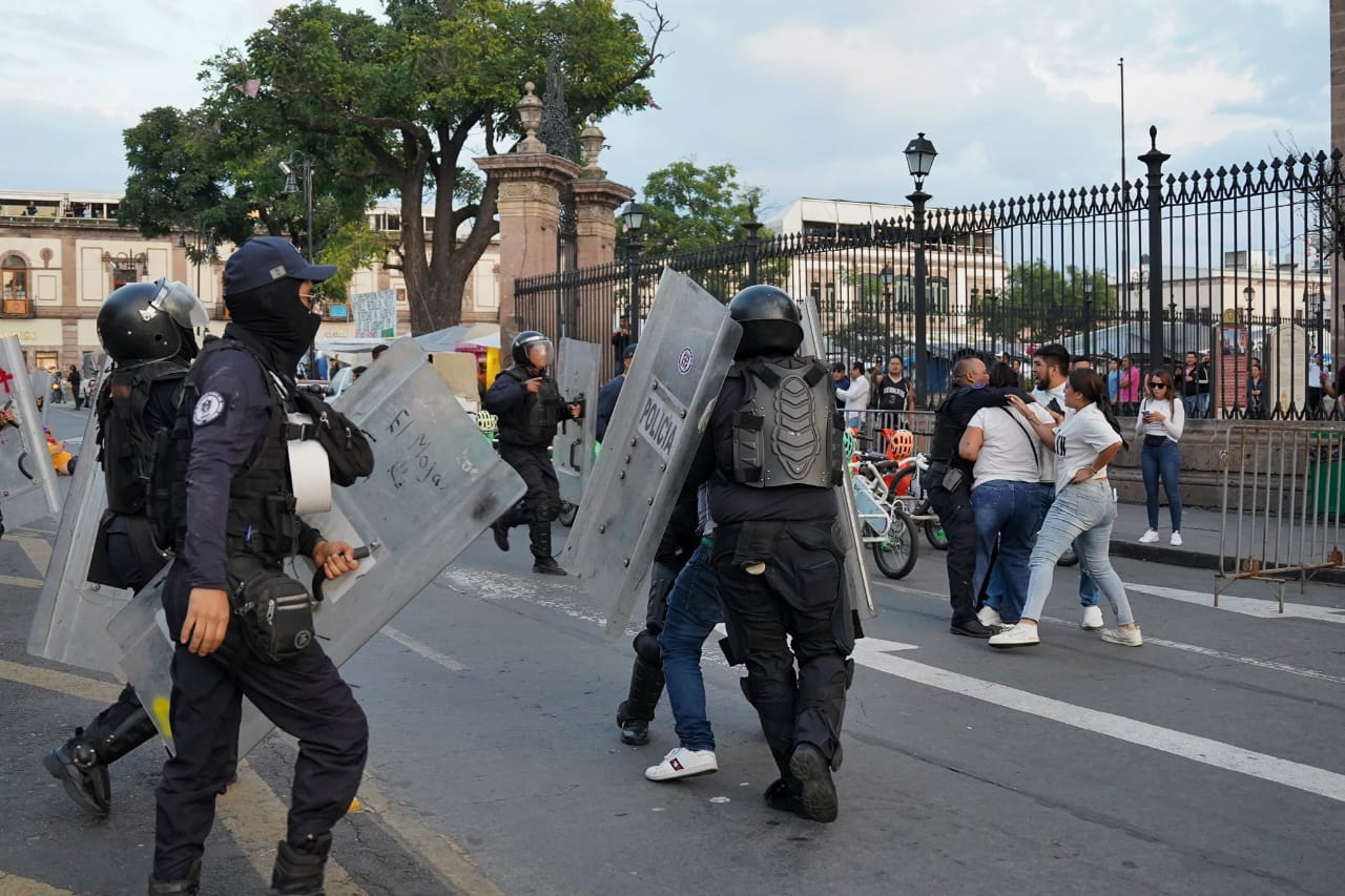 Toman el Palacio de Gobierno de Uruapan, México en señal de protesta por el asesinato del alcalde Carlos Manzo