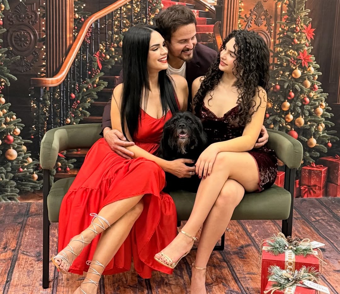 Scarlet Ortiz y su familia se visten con el espíritu navideño