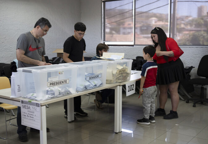 Cierran las urnas electorales e inicia el conteo de votos en las presidenciales de Chile