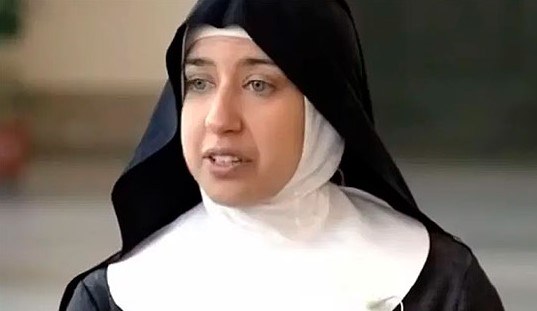 Le cortaron el sueño de ser monja porque es muy bonita