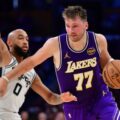 Lakers resisten embestida de Wembanyama y se imponen en final cerrado