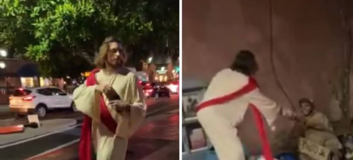 Joven se disfraza de Jesús de la Misericordia y reparte pan a personas en situación de calle