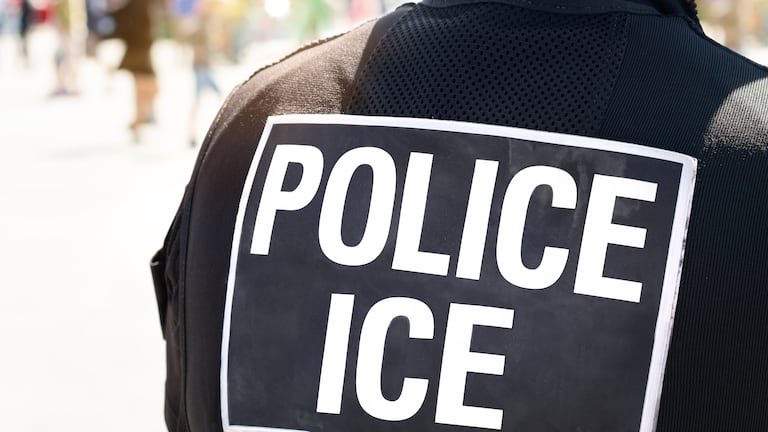 Controversia por operativo de ICE: Video de hombre convulsionando en vehículo desata críticas