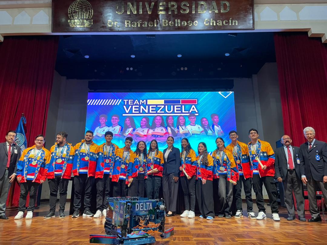 Urbe condecora al Team Venezuela, campeón del First Global Challenge, con el Botón al Mérito