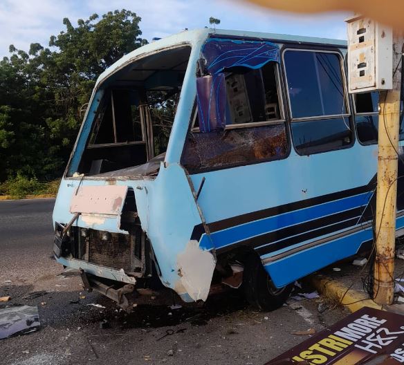 Se estrelló autobús con pasajeros contra un poste en la Avenida Guajira: Se les fueron los frenos