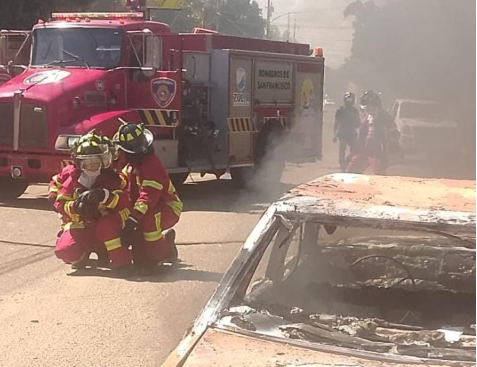 Incendio de un carro en la vía a La Cañada de Urdaneta