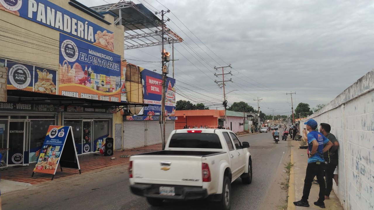 Una mujer y una niña heridas tras explosión de un transformador en poste de una pollera en Integración Comunal
