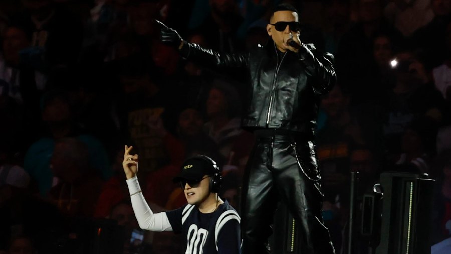 Daddy Yankee y Bizarrap hicieron vibrar el Bernabéu  con un impecable show durante el descanso del partido de la NFL