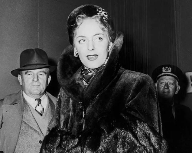 Un 1 de diciembre el diario New York Daily News informó sobre Christine Jorgensen: El primer caso de cirugía de reasignación de sexo