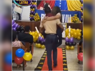 Cargó a su compañera con una discapacidad para recibir juntos el título de bachiller