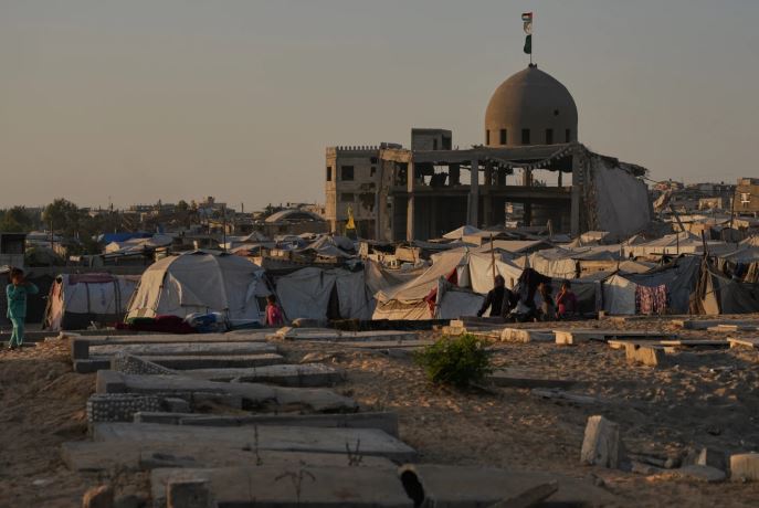 Entre tumbas viven los desplazados en Gaza