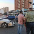 Choque en la avenida 5 de Julio: Motorizado impacta vehículo al cruzar en rojo