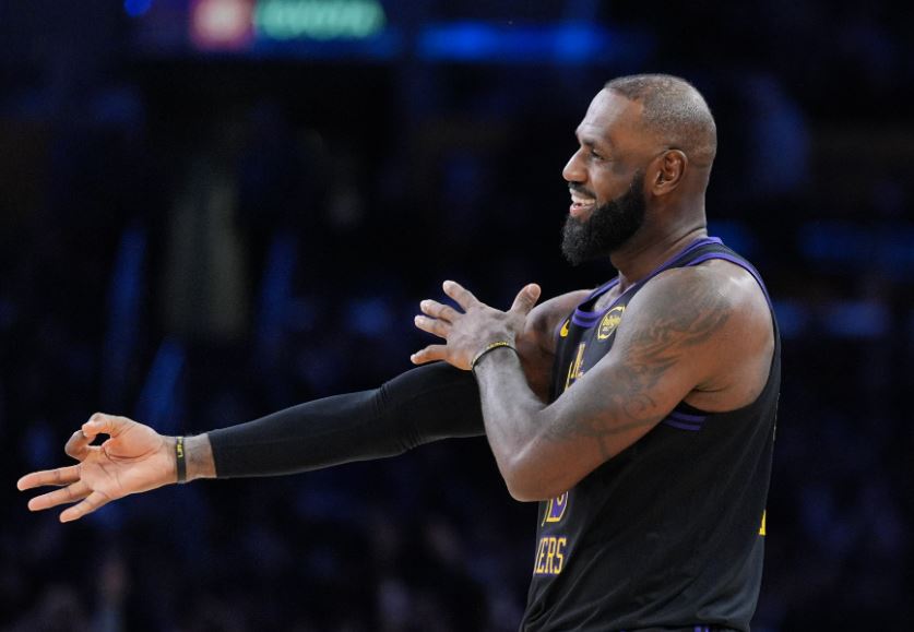 Lakers derrota a Jazz en debut de temporada de LeBron