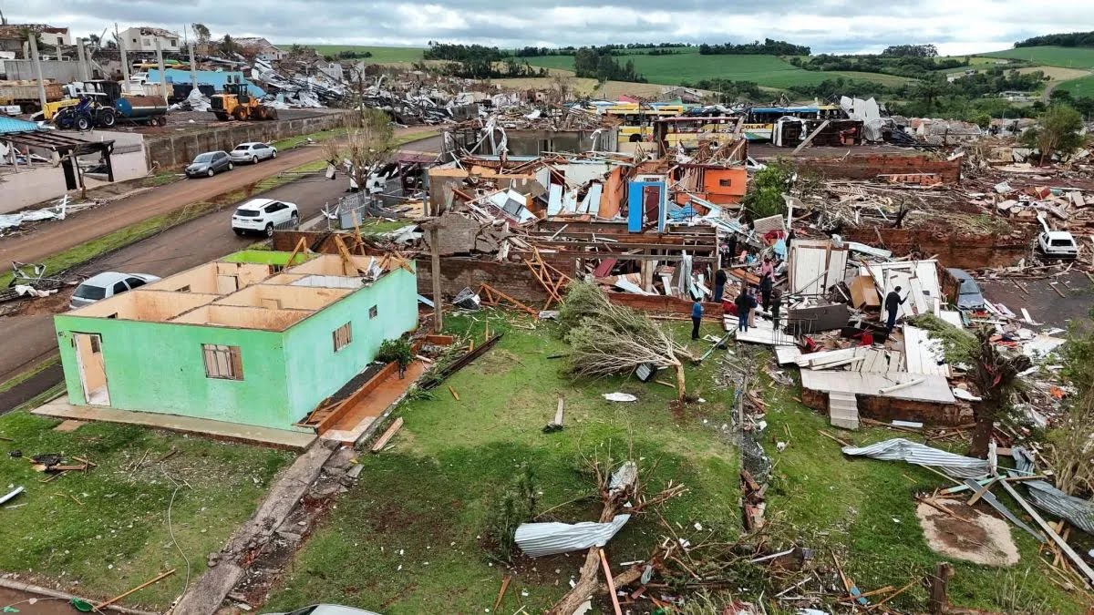 Se reportan cinco muertos tras paso de tornado en Brasil