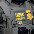 Arresto de la Patrulla Fronteriza se vuelve violento: Agente de ICE golpea a uno de los detenidos