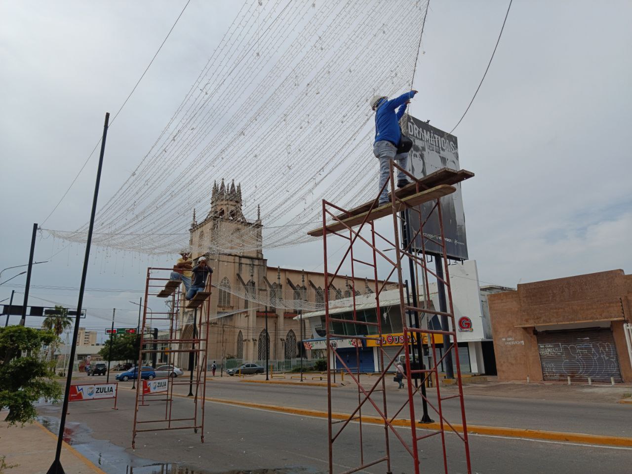 Cuarenta obreros por cuadra levantan el encendido de luces en Bella Vista
