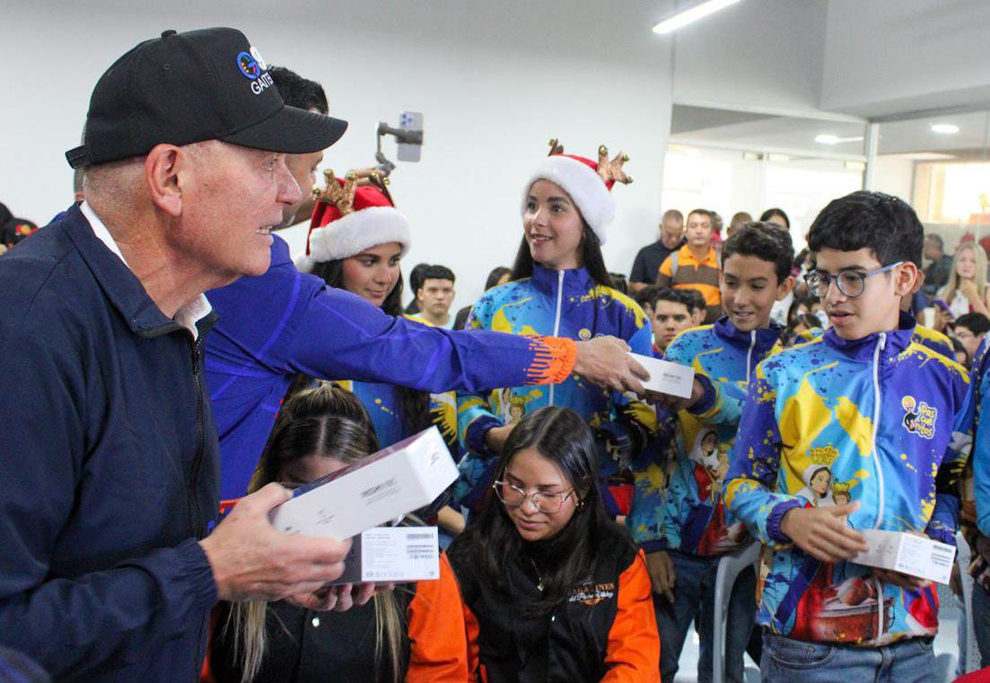 Alcalde Di Martino entregó premios a ganadores infantiles del festival 