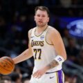Doncic brilló con triple-doble en la victoria de Lakers sobre 76ers