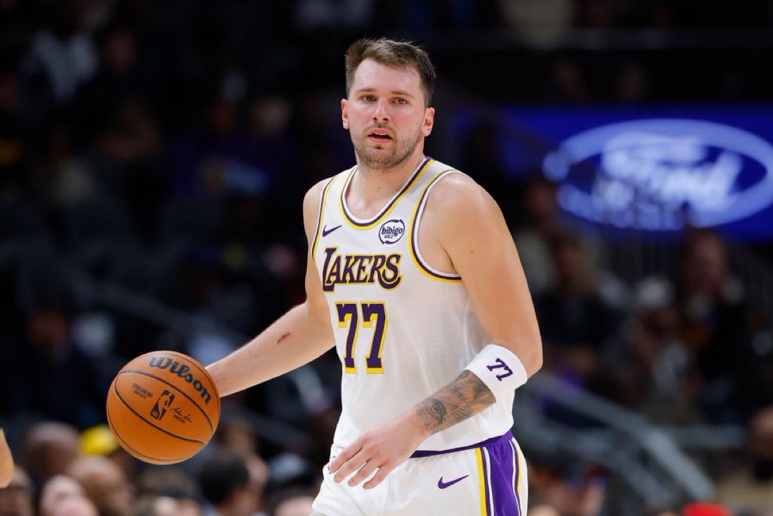 Doncic brilló con triple-doble en la victoria de Lakers sobre 76ers