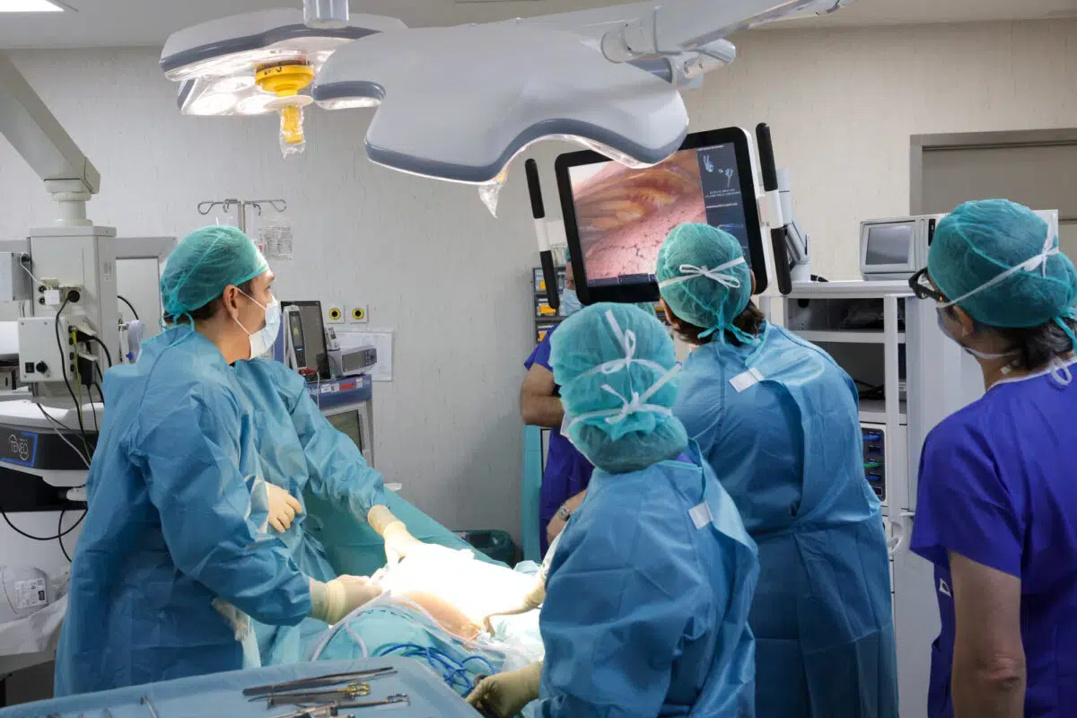 Operaron a un venezolano en España de un tumor con cirugía robótica pionera en el mundo
