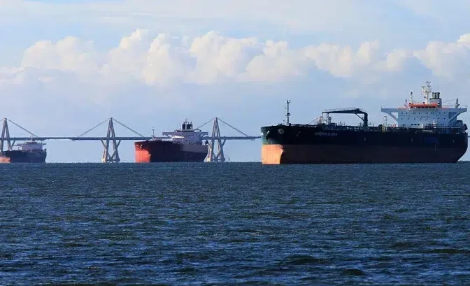 Suben los precios del petróleo ante posible bloqueo de buques sancionados que operen en Venezuela